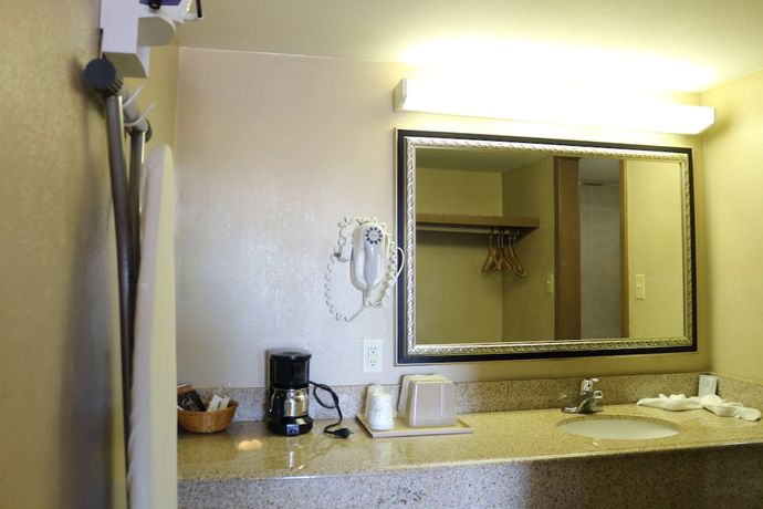 Imagen de la habitación del Hotel Continental Inn And Suites. Foto 2