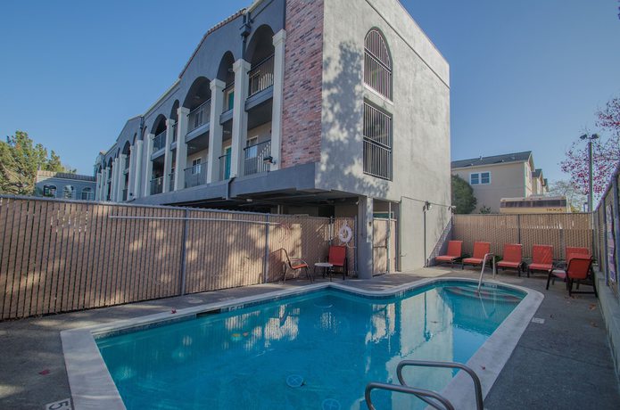 Imagen de la piscina del Hotel Continental Inn, Santa Cruz. Foto 19