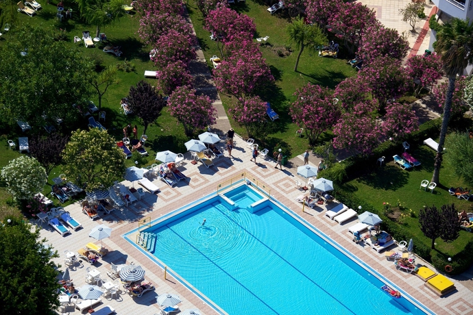 Imagen de la piscina del Hotel Continental Palace. Foto 5