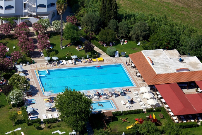 Imagen de la piscina del Hotel Continental Palace. Foto 6