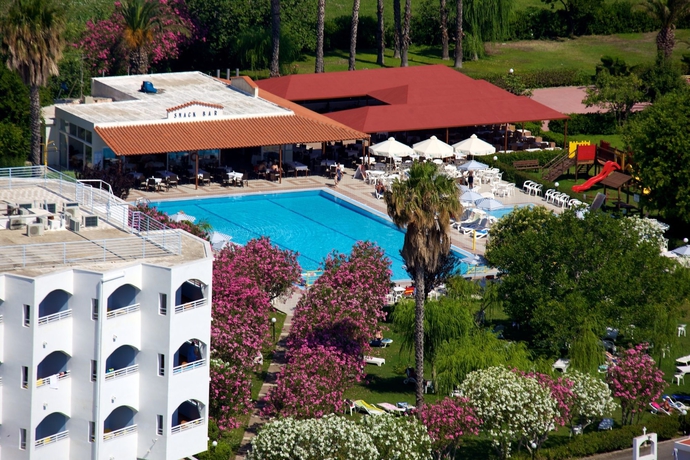 Imagen de la piscina del Hotel Continental Palace. Foto 8