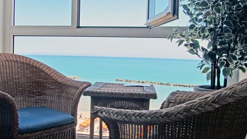 Imagen de los interiores del Hotel Continental, Pesaro. Foto 15