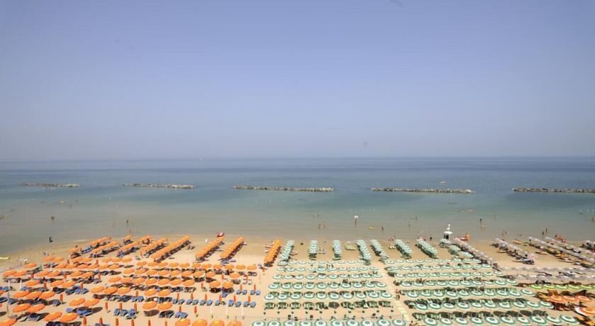 Imagen de los exteriores del Hotel Continental, Pesaro. Foto 12