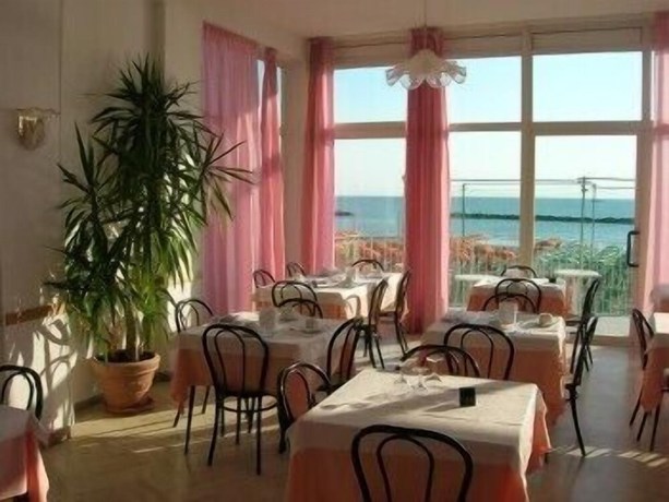 Imagen del bar/restaurante del Hotel Continental, Pesaro. Foto 4