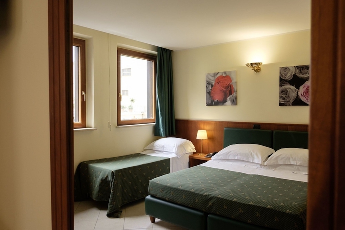 Imagen de la habitación del Hotel Continental, Reggio di Calabria. Foto 5