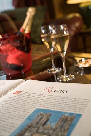 Imagen del bar/restaurante del Hotel Continental - Reims. Foto 2