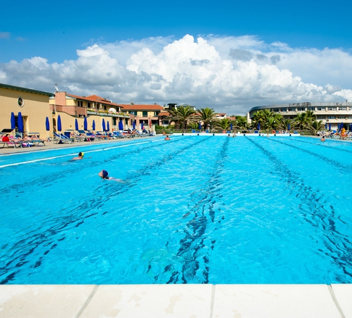 Imagen de la piscina del Hotel Continental Resort. Foto 14