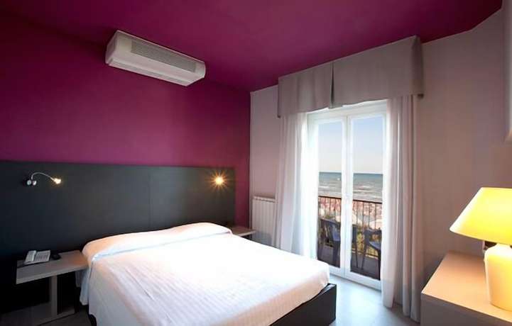 Imagen de la habitación del Hotel Continental, Senigallia. Foto 10