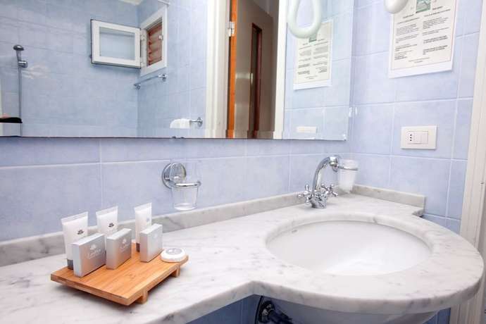 Imagen de la habitación del Hotel Continental, Senigallia. Foto 11