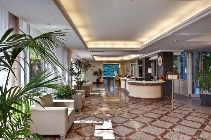 Imagen de los interiores del Hotel Continental - Tonellihotels. Foto 15