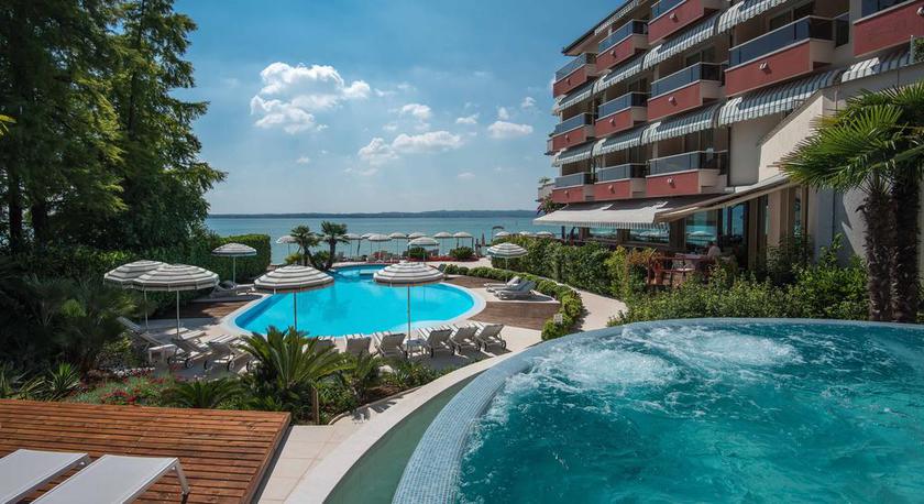 Imagen de la piscina del Hotel Continental Wellness and Spa. Foto 11