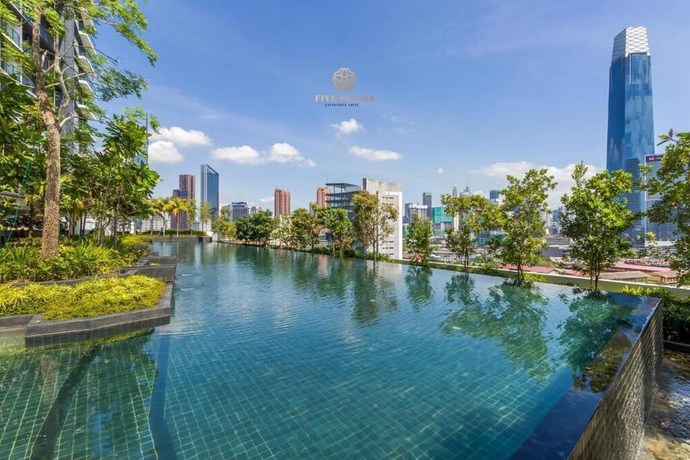 Imagen de la piscina del Hotel Continew Residence by HomeBrickz. Foto 19