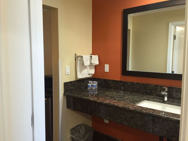 Imagen de la habitación del Hotel Convention Center Inn and Suites. Foto 15