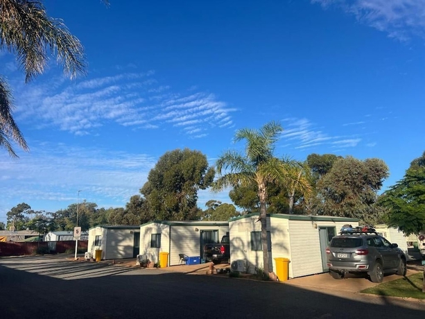 Imagen de los exteriores del Hotel Coolgardie Caravan Park. Foto 13