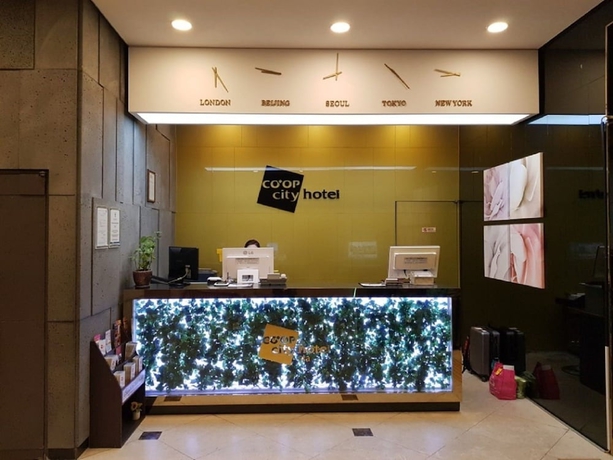 Imagen de los interiores del Hotel Coop City Oryu Station. Foto 19