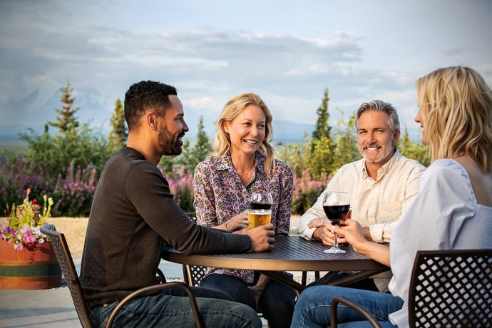 Imagen del bar/restaurante del Hotel Copper River Princess Wilderness Lodge. Foto 6