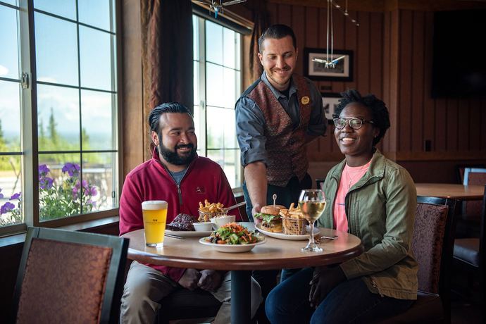 Imagen del bar/restaurante del Hotel Copper River Princess Wilderness Lodge. Foto 8