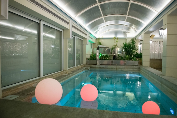 Imagen de la piscina del Hotel Coral Athens. Foto 15