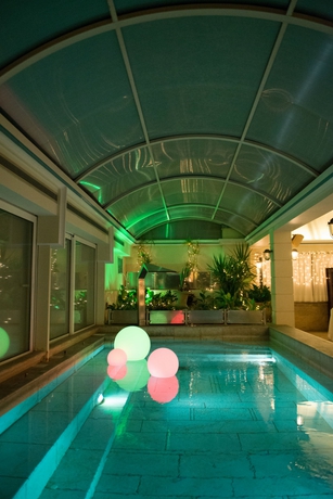 Imagen de la piscina del Hotel Coral Athens. Foto 16