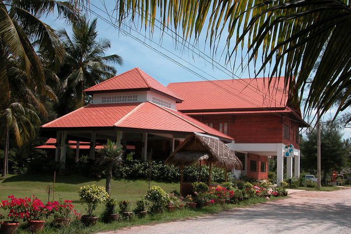 Imagen de la piscina del Hotel Coral Bangsaphan. Foto 16