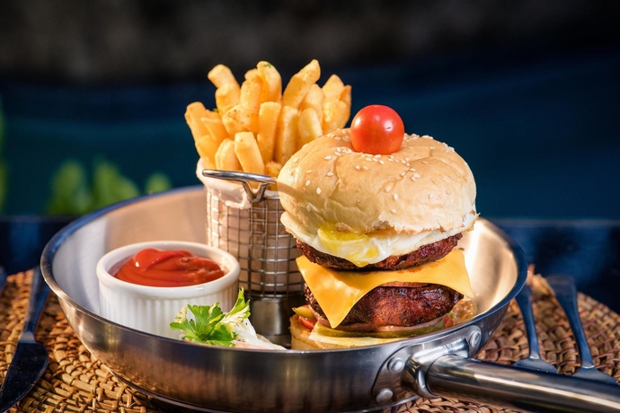 Imagen del bar/restaurante del Hotel Coral Beach Hotel Dar Es Salaam. Foto 2