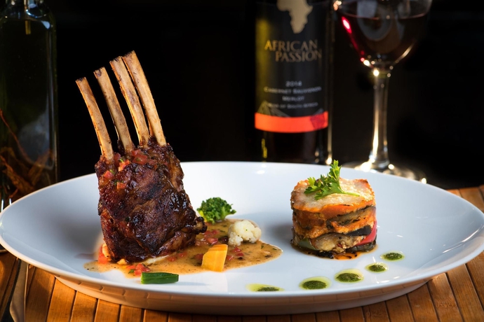 Imagen del bar/restaurante del Hotel Coral Beach Hotel Dar Es Salaam. Foto 4