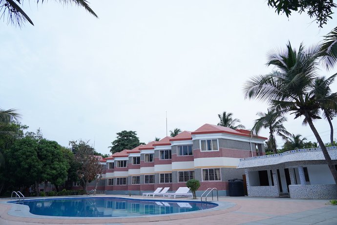 Imagen de la piscina del Hotel Coral Beach Resort. Foto 19