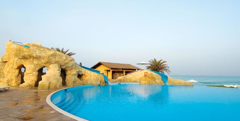 Imagen de la piscina del Hotel Coral Beach Resort - Sharjah. Foto 13