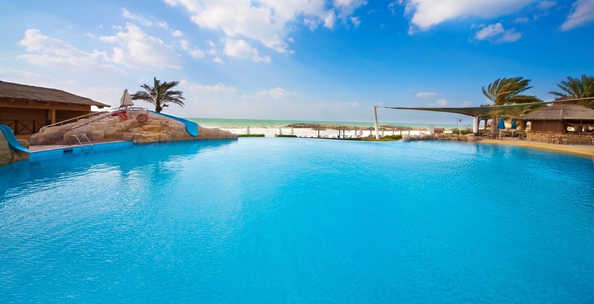 Imagen de la piscina del Hotel Coral Beach Resort - Sharjah. Foto 14