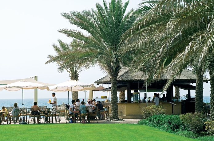 Imagen del bar/restaurante del Hotel Coral Beach Resort - Sharjah. Foto 5