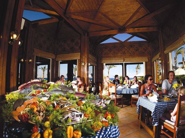 Imagen del bar/restaurante del Hotel Coral Beach Resort Tiran. Foto 5