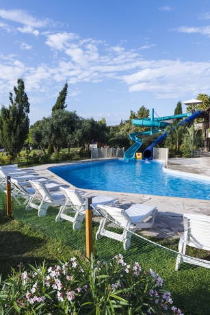 Imagen de la piscina del Hotel Coral Beach and Resort. Foto 6