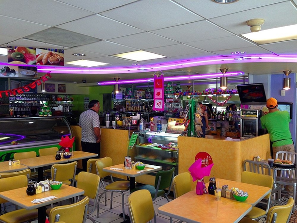 Imagen del bar/restaurante del Hotel Coral By The Sea. Foto 2