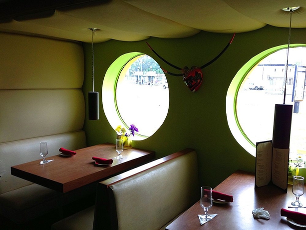 Imagen del bar/restaurante del Hotel Coral By The Sea. Foto 6