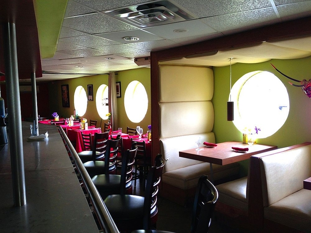 Imagen del bar/restaurante del Hotel Coral By The Sea. Foto 7