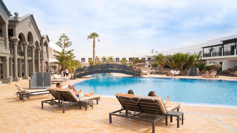 Imagen de la piscina del Hotel Coral Cotillo Beach. Foto 19