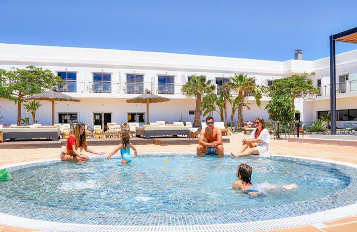 Imagen de la piscina del Hotel Coral Cotillo Beach. Foto 20