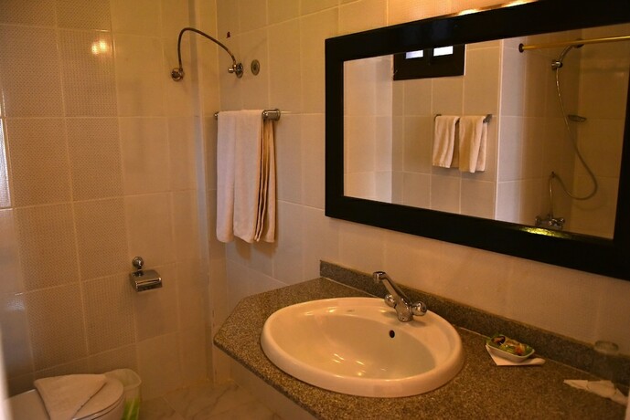 Imagen de la habitación del Hotel Coral Garden Beach Resort. Foto 19