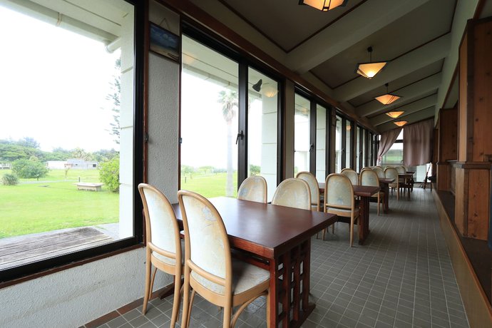 Imagen del bar/restaurante del Hotel Coral Palms. Foto 5