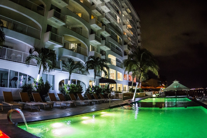 Imagen de la piscina del Hotel Coral Princess and Dive Resort. Foto 13