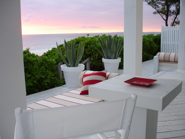 Imagen de los exteriores del Hotel Coral Sands, Dunmore Town. Foto 8