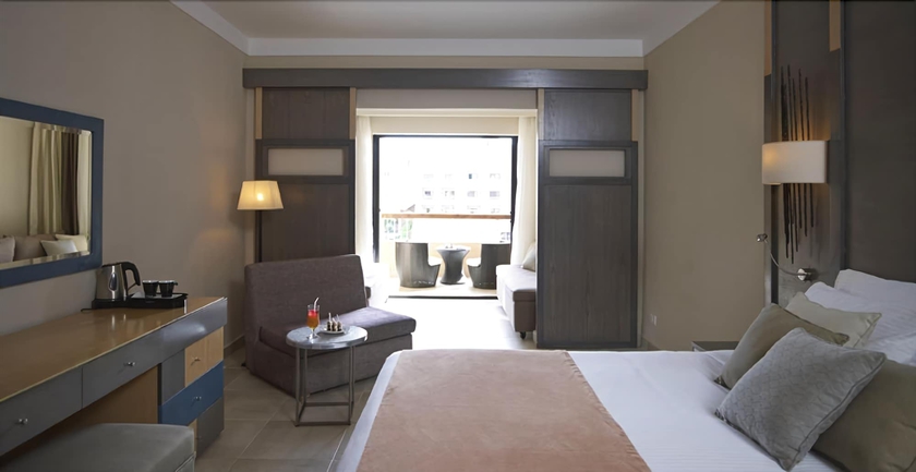 Imagen de la habitación del Hotel Coral Sea Aqua Club. Foto 13