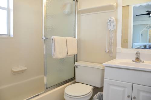 Imagen de la habitación del Hotel Coral Tides Resort & Beach Club. Foto 2