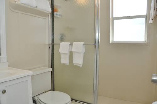 Imagen de la habitación del Hotel Coral Tides Resort & Beach Club. Foto 15