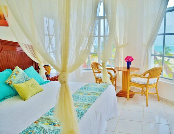 Imagen de la habitación del Hotel Corales Suites. Foto 18