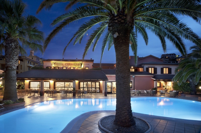 Imagen de la piscina del Hotel Corallaro. Foto 16