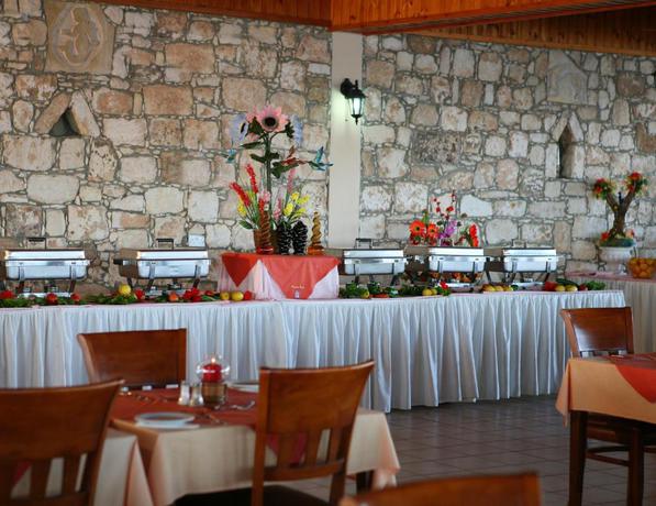 Imagen del bar/restaurante del Hotel Corallia Beach Apartments. Foto 8