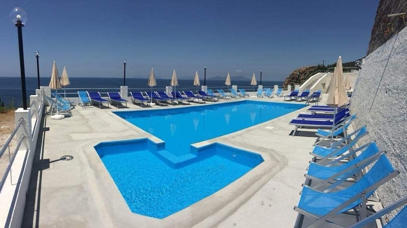 Imagen de la piscina del Hotel Corallo Calav&agrave;. Foto 18