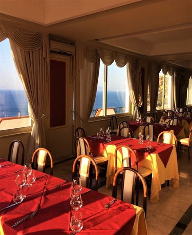 Imagen del bar/restaurante del Hotel Corallo Calav&agrave;. Foto 3