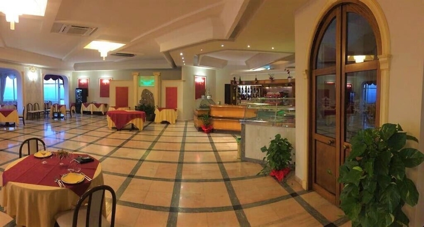 Imagen del bar/restaurante del Hotel Corallo Calav&agrave;. Foto 4